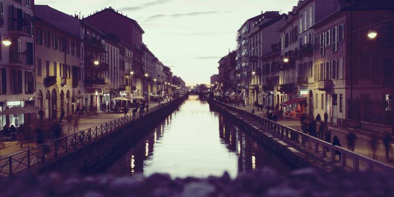 朗旭照明教室黑板灯：专业光学配光方案，彻底解决边缘暗区与垂直照度均匀度难题